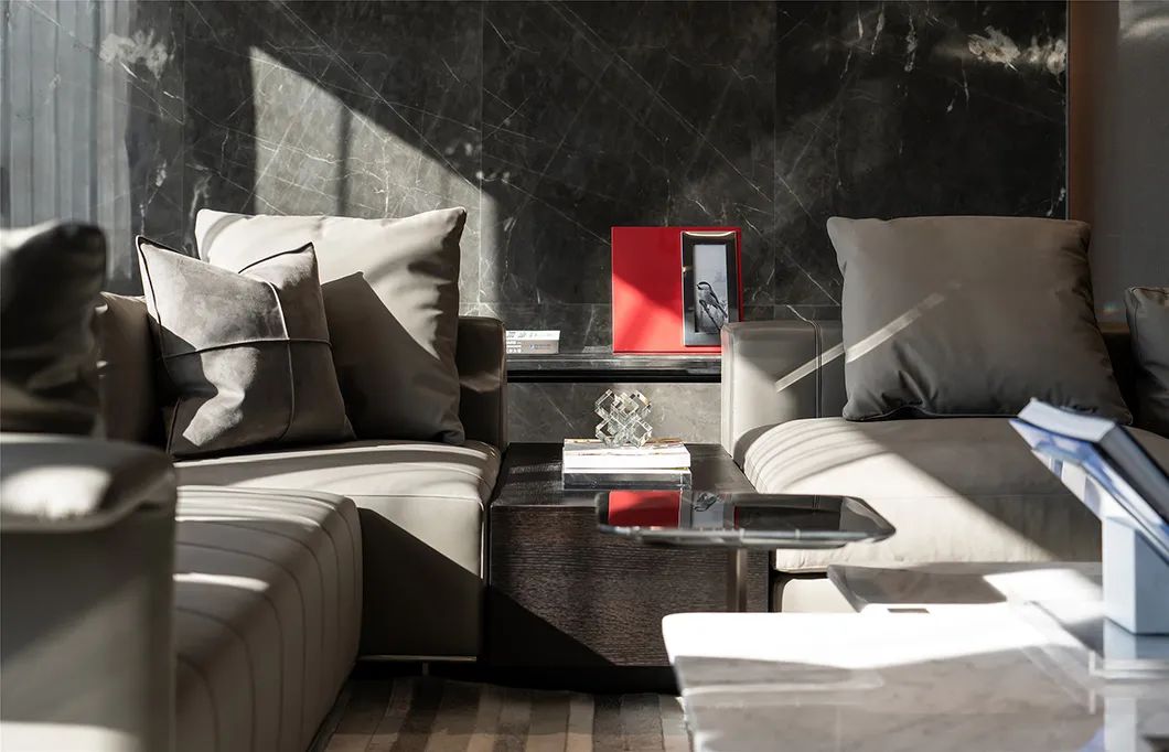贵阳室内设计师邢远鹏分享:高级灰+红，彰显时尚个性的黑白灰！